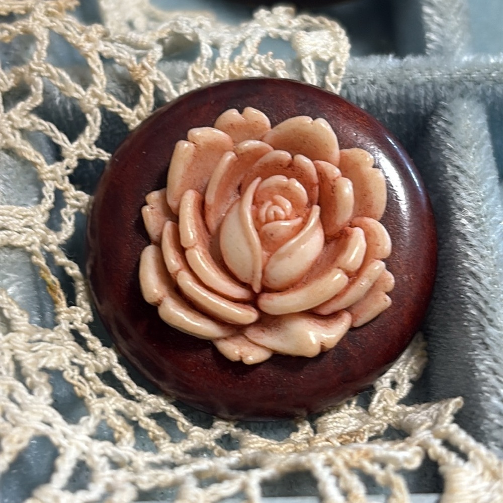 Vintage Brooch Set with Floral and Gold Designs
(9) - Picture 5 of 8